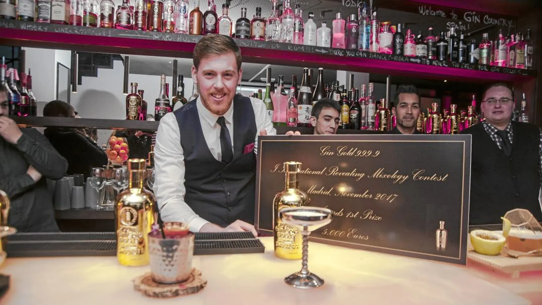 La combinación «Beauvoir Gold» del barman de Peyote San, Francisco Javier García, gana el concurso internacional de The Water Company y Gold Gold 999.9.