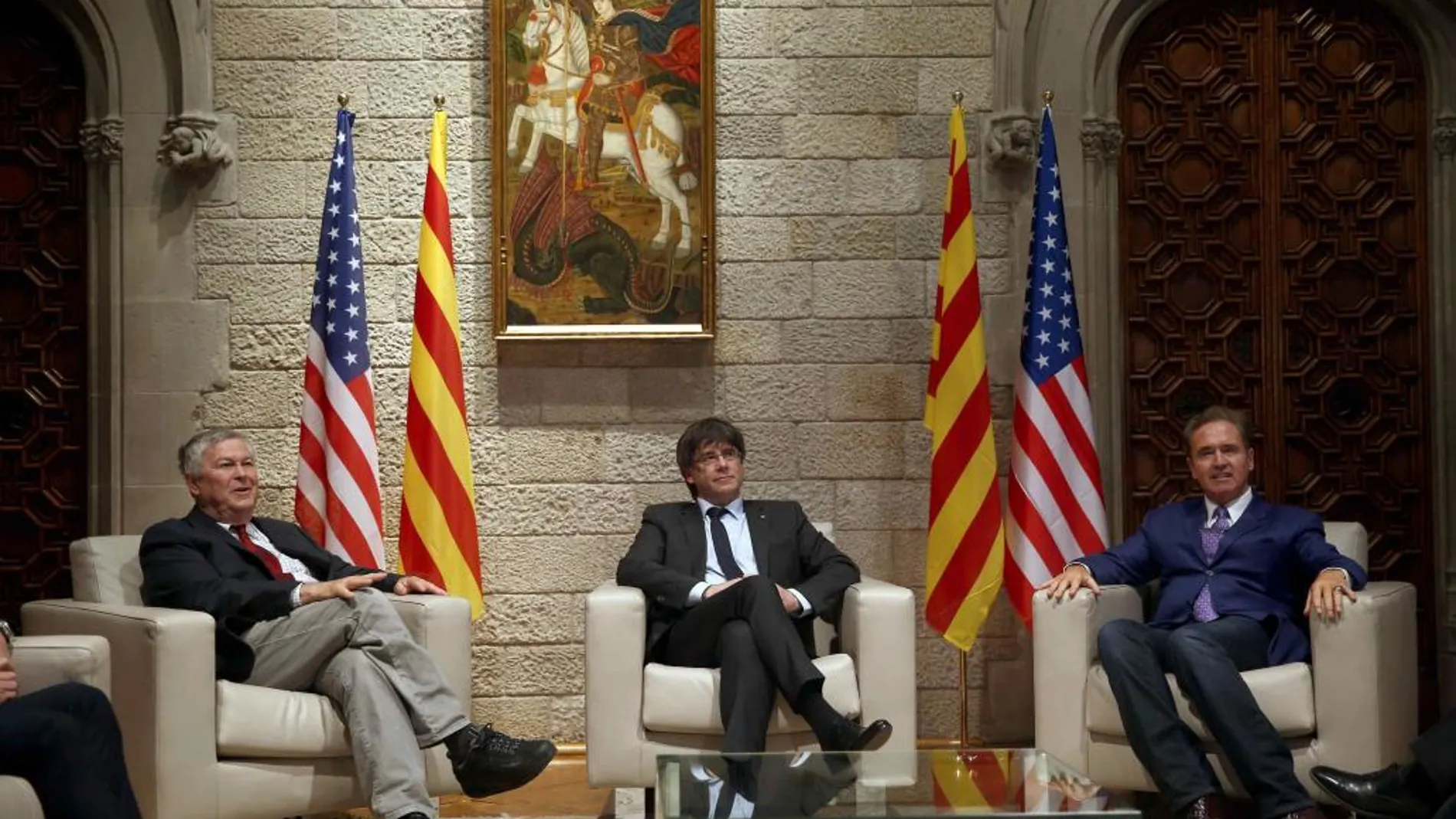 El presidente catalán, Carles Puigdemont (2d, con los congresistas estadounidenses Dana Rohrabacher y Brian Higgins.