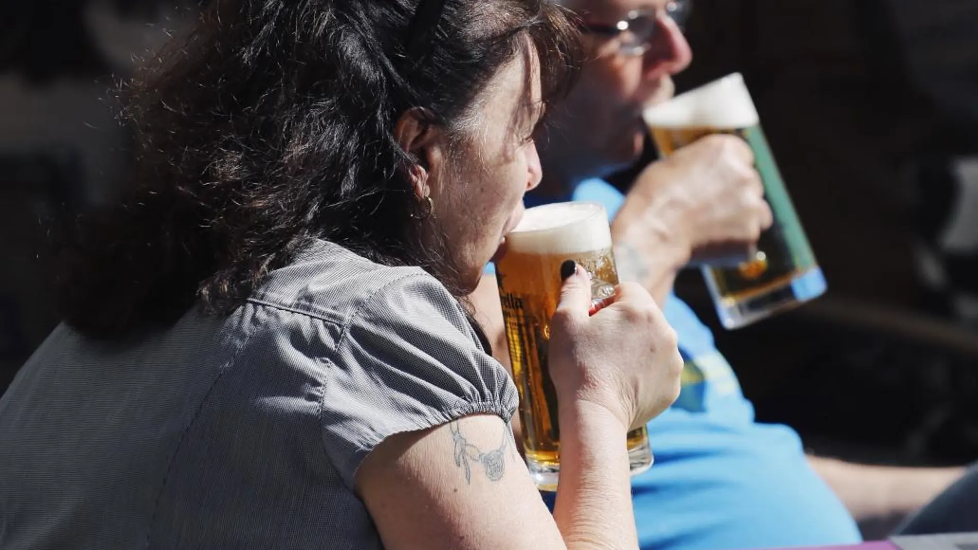 Dos personas bebiendo cerveza en una terraza de Madrid