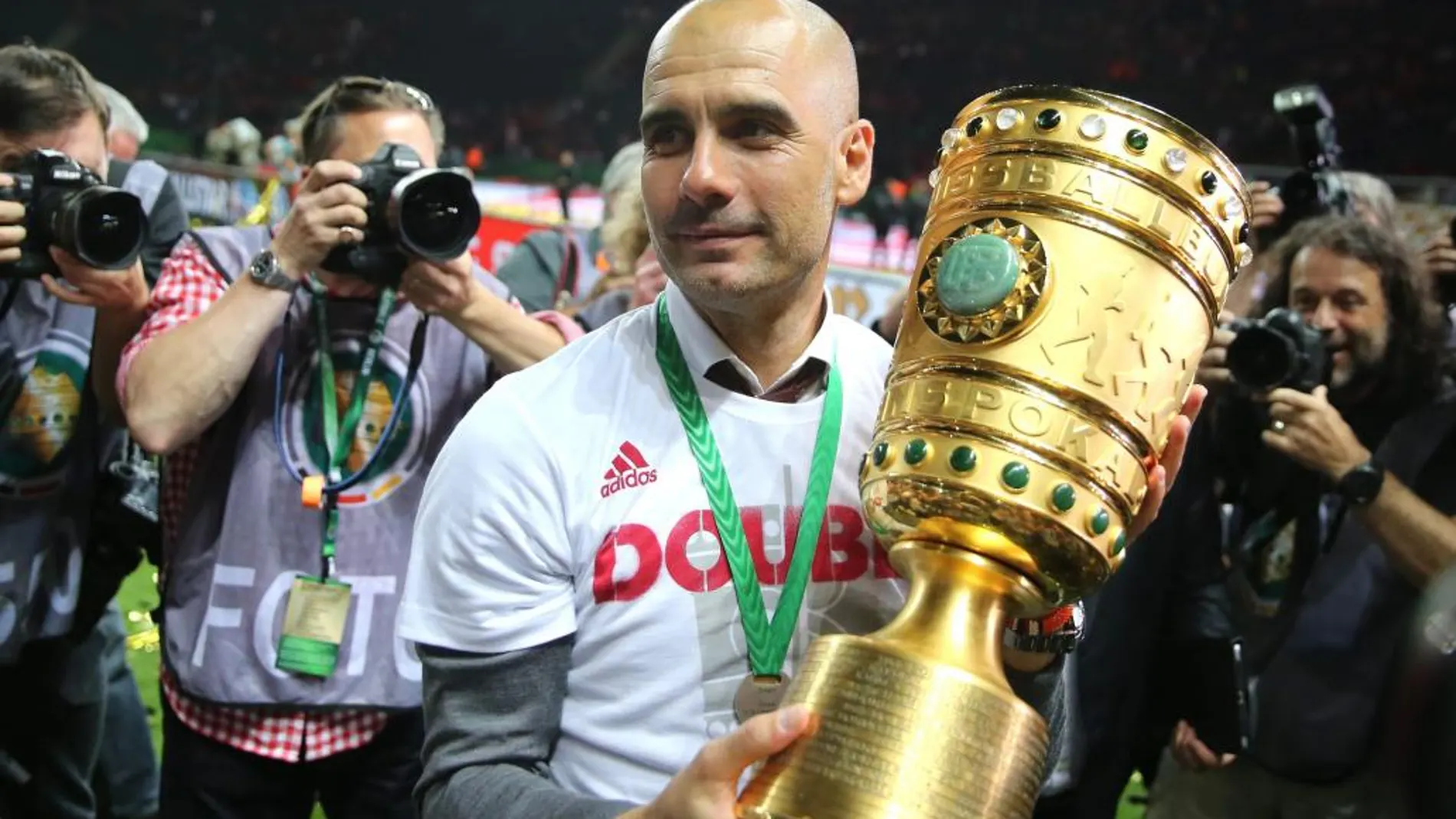 Pep Guardiola sostiene el trofeo de la Copa de Alemania