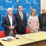 Maritza Velasco junto a Eduardo García, Luis Domingo González, Alfonso Polanco, María José de la Fuente, Juan José Martinez y Javier Bravo informan sobre la Red de Protección a las Familias Desfavorecidas en Palencia