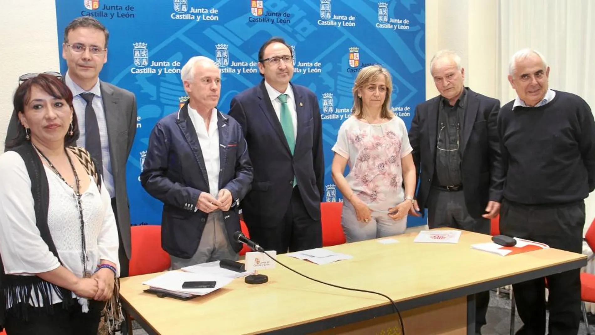Maritza Velasco junto a Eduardo García, Luis Domingo González, Alfonso Polanco, María José de la Fuente, Juan José Martinez y Javier Bravo informan sobre la Red de Protección a las Familias Desfavorecidas en Palencia