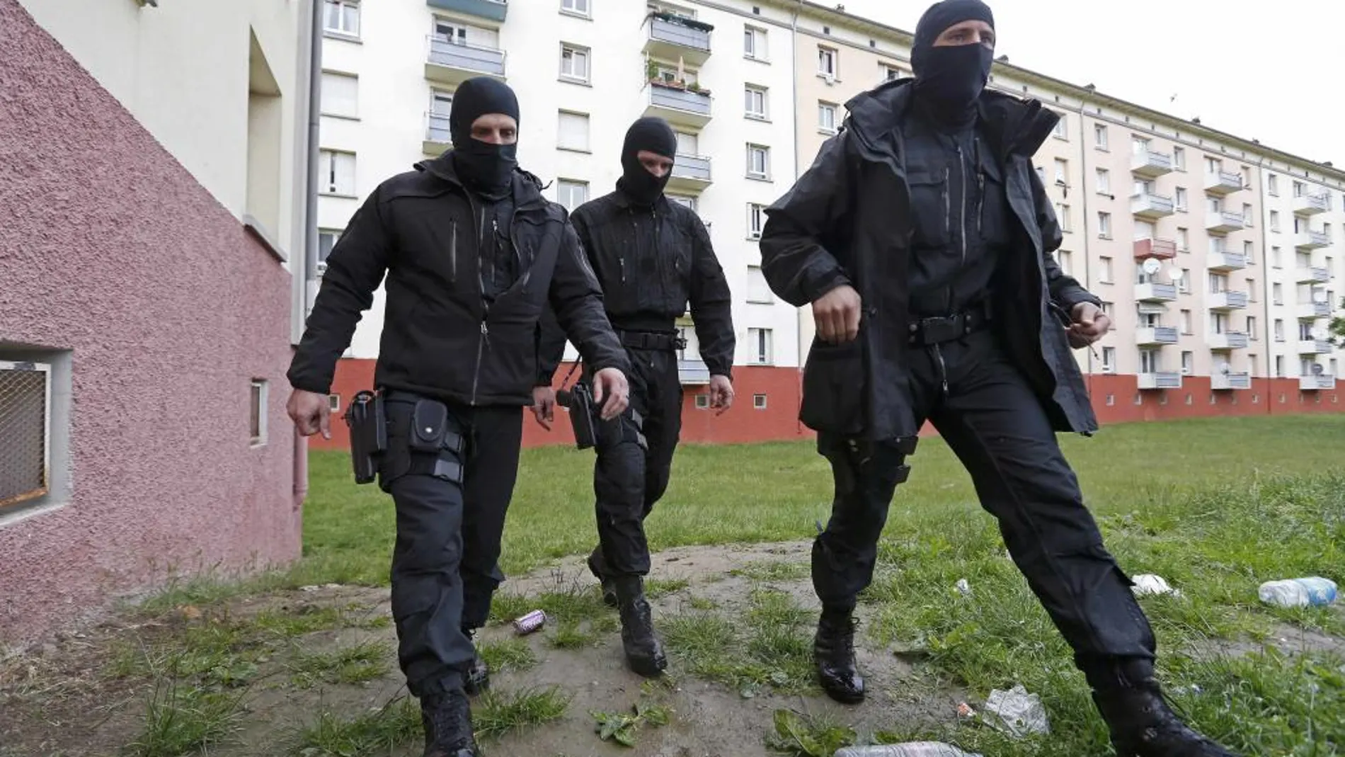 Policías francesas en el barrio de Meinau, en Estrusburgo donde vivió el tercer terrorista