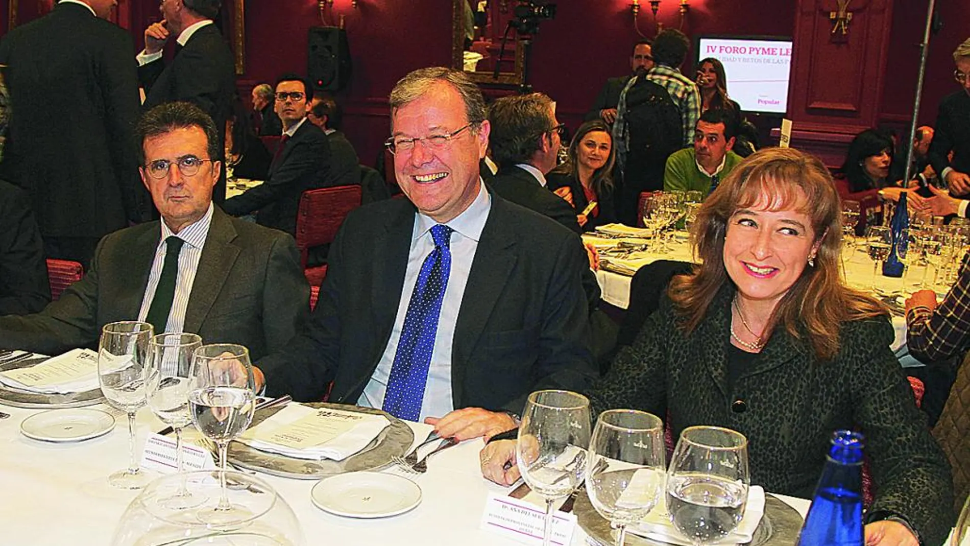 Antonio Silván, junto al empresario José Luis Ulibarri y la presidenta de la Audiencia Provincial de León, Ana del Ser