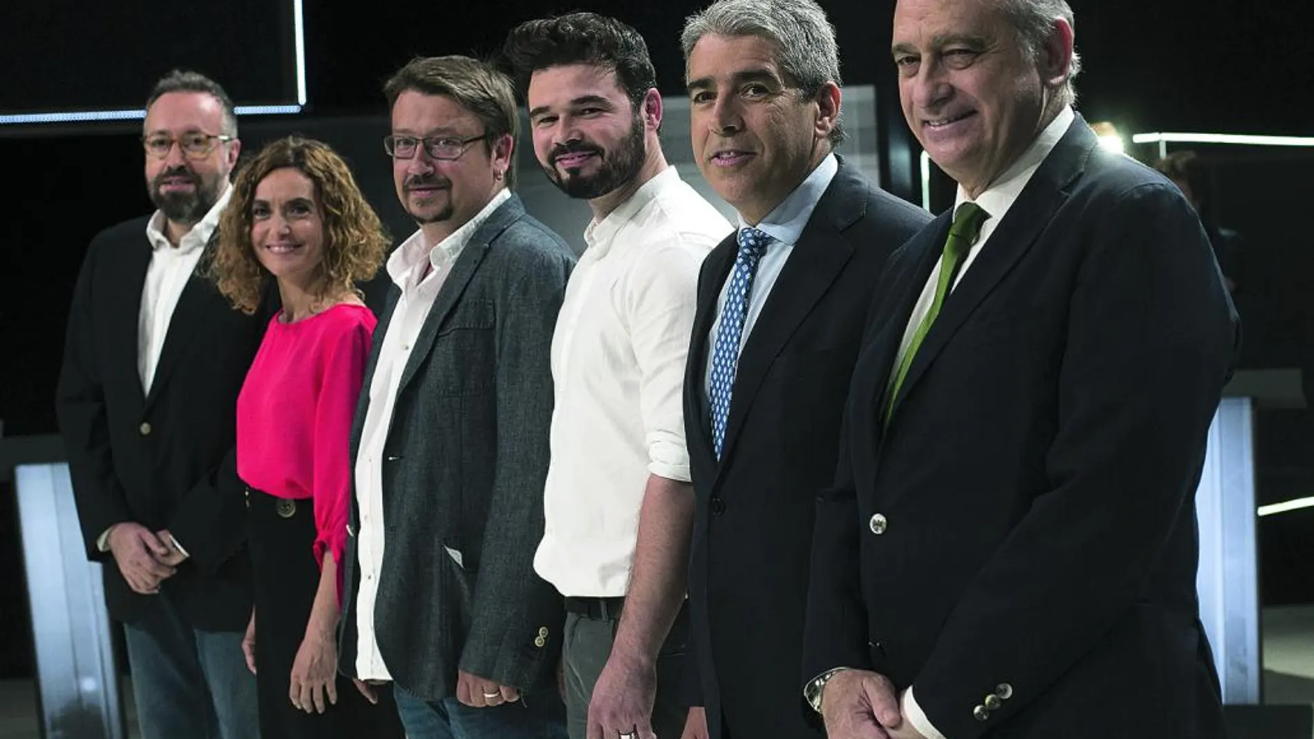 De izquierda a derecha, Girauta (C’s), Batet (PSC), Domènech (En Comú Podem), Rufián (ERC), Homs (CDC) y Fernández Díaz (PP), ayer, antes de comenzar el debate celebrado en los estudios de TV3.