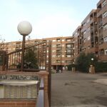 Exterior del inmueble situado en la avenida Cataluña 295 de Zaragoza, donde una mujer de 44 años ha sido asesinada por su marido.