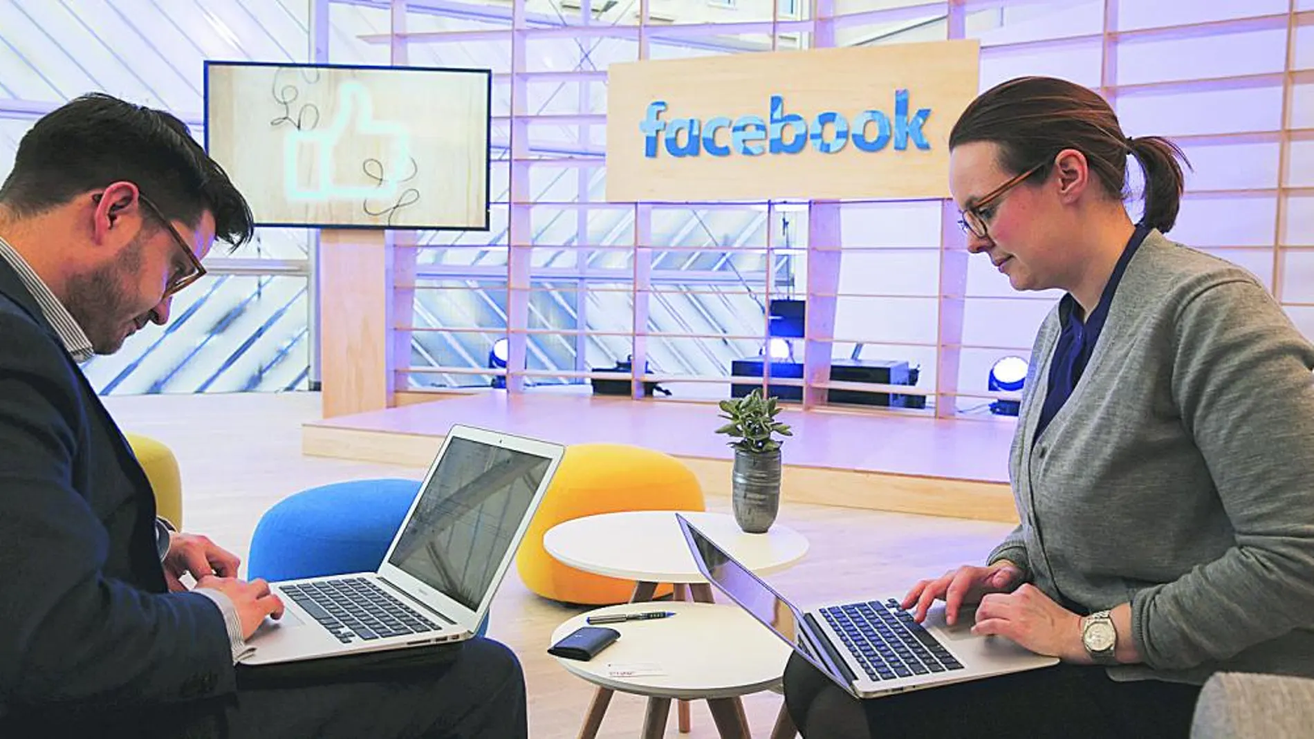 Las «teleco» estadounidenses exploran cómo compensar las pérdidas que les suponen el envío de mensajes o llamadas gratis de determinadas aplicaciones