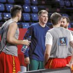 Doncic charla con los hermanos Hernangómez y Sergio Rodríguez