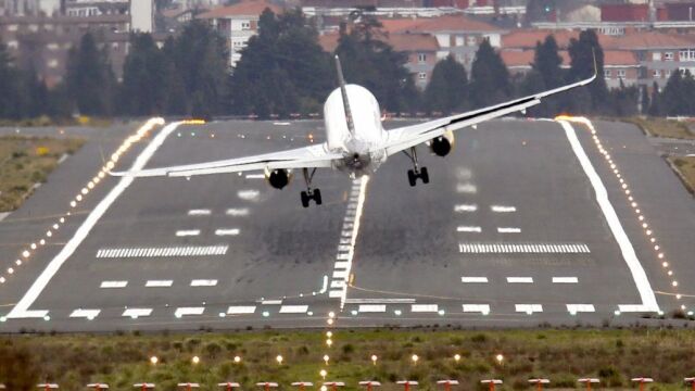 Un avión aterriza con dificultades en el aeropuerto de Bilbao, el pasado mes de febrero