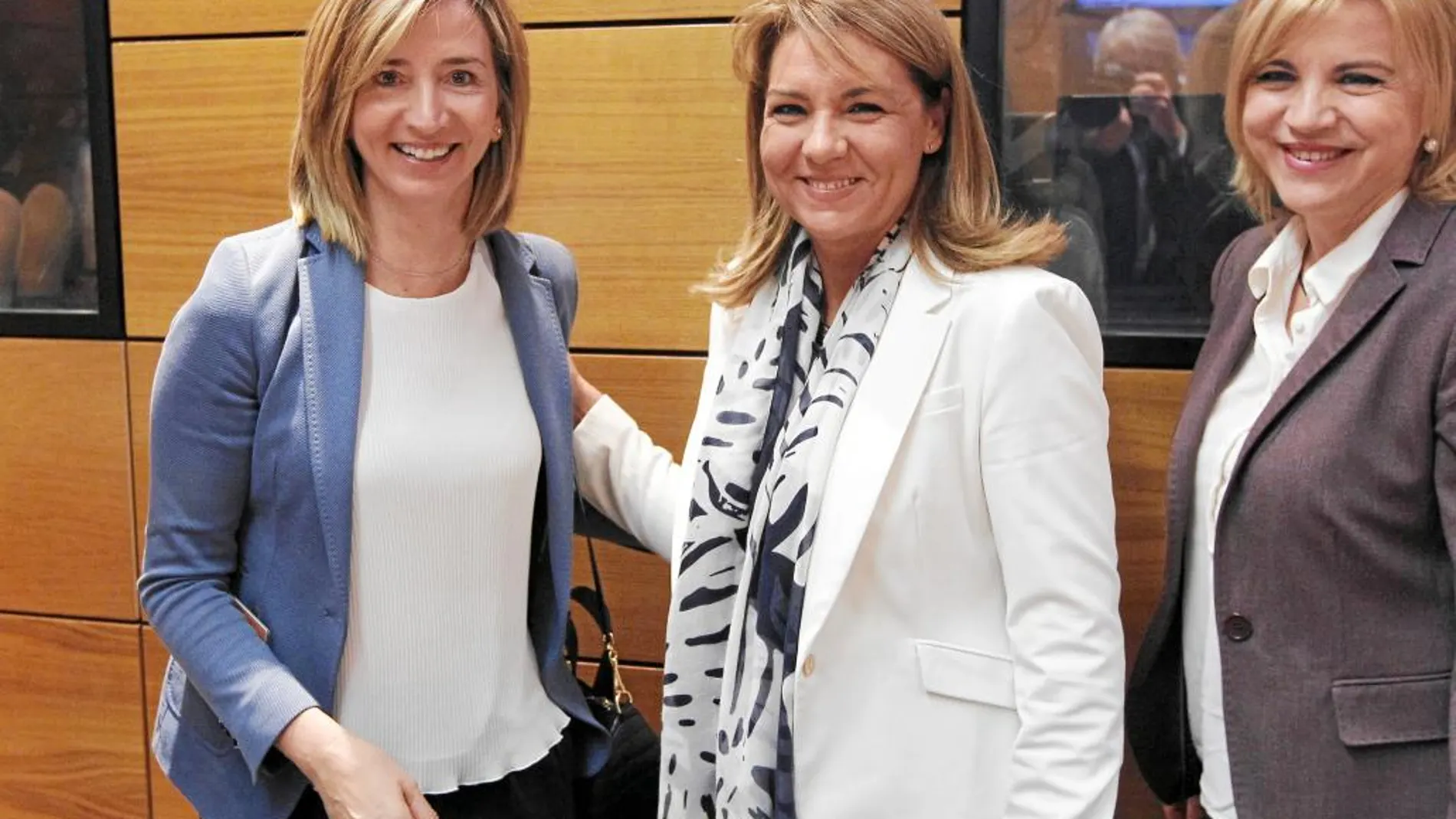 Alicia García junto a la secretaria de Estado de Servicios Sociales e Igualdad, Susana Camarero, ayer en Madrid.