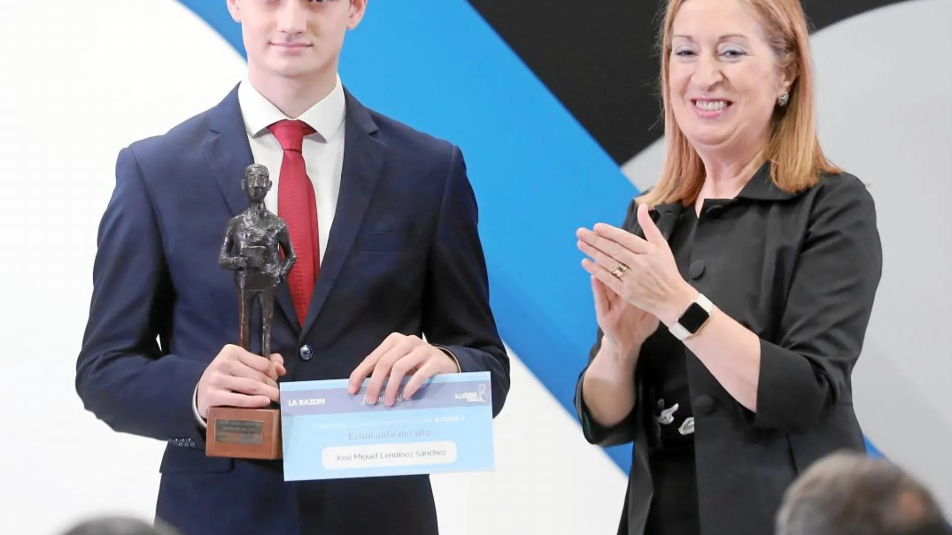 Ana Pastor, Presidenta del Congreso entregó el premio al Mejor Estudiante del Año