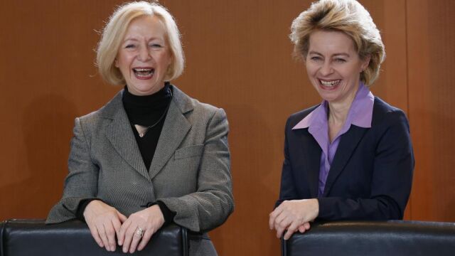 La ministra de investigación alemana, Johanna Wanka, a la izquierda