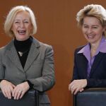 La ministra de investigación alemana, Johanna Wanka, a la izquierda