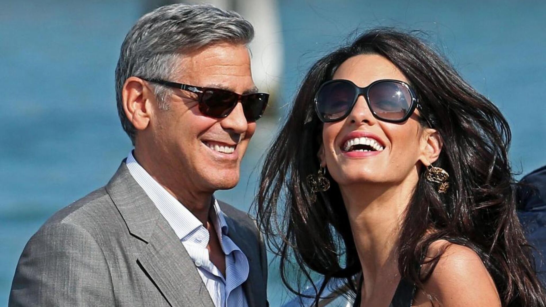 George Clooney  y Amal Alamuddin, a su llegada por barco a Venecia