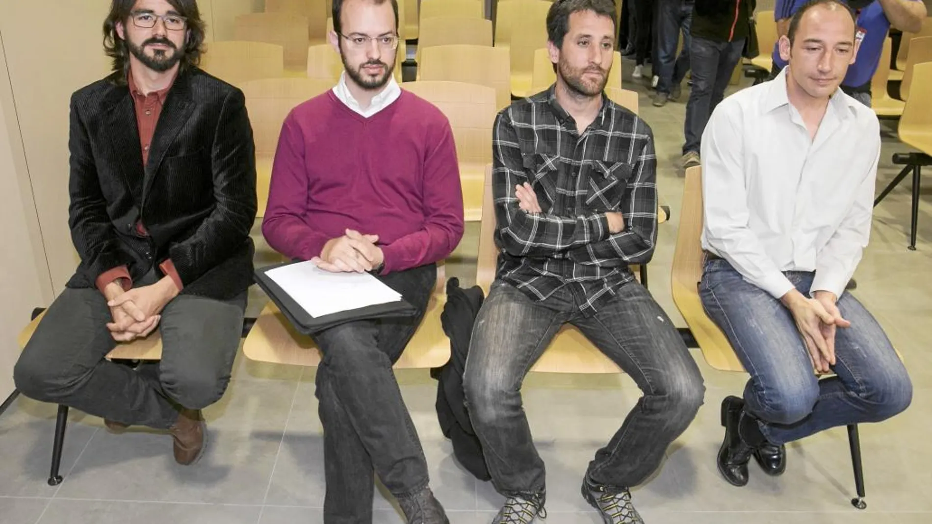 El ex diputado por Huesca Jorge Luis Bail, segundo por la izquierda, ayer en el juzgado de Zaragoza