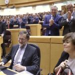 El presidente del Gobierno, Mariano Rajoy, junto a la vicepresidenta, Soraya Sáenz de Santamaría, al inicio de la sesión de control al Ejecutivo, hoy en el pleno del Senado