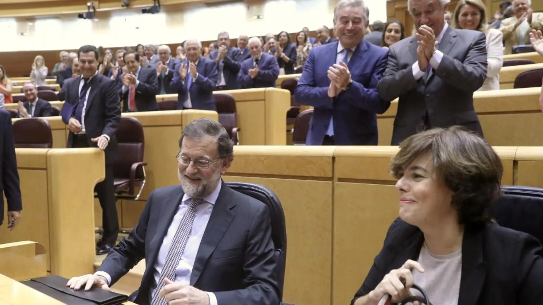 El presidente del Gobierno, Mariano Rajoy, junto a la vicepresidenta, Soraya Sáenz de Santamaría, al inicio de la sesión de control al Ejecutivo, hoy en el pleno del Senado