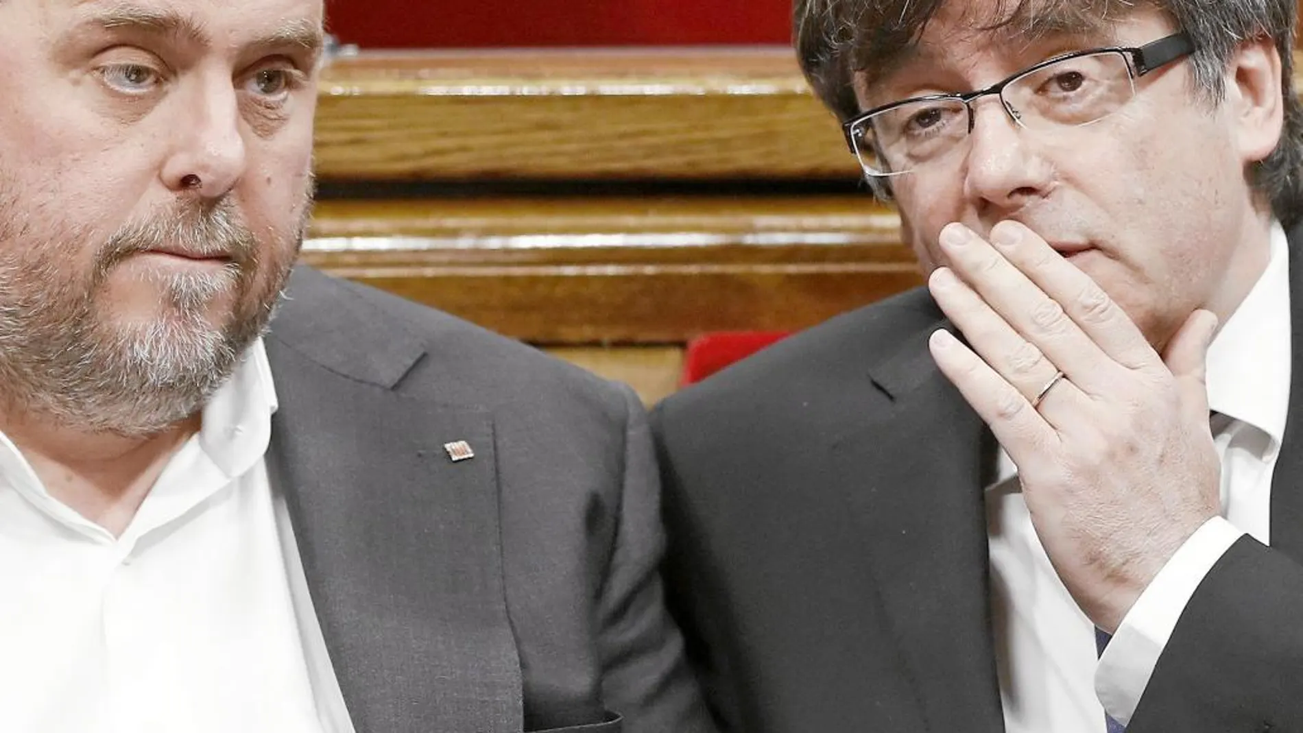 Junqueras y Puigdemont, ayer, durante la sesión de control en el Parlament de Cataluña