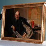 Unos operarios desenvuelven «El retrato de Ramón y Cajal» de Sorolla, que llegó ayer a Valencia