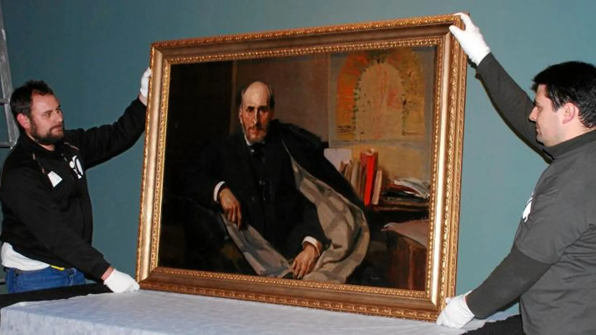 Unos operarios desenvuelven «El retrato de Ramón y Cajal» de Sorolla, que llegó ayer a Valencia