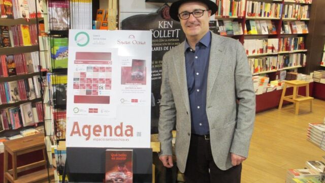 «Qué bello es morir» es la última novela de Antonio Salinero y tercera entrega de las andanzas del sagaz y tenaz comisario Emerenciano Nereida, con la que hace una crítica social de la España actual. En la imagen, el escritor vallisoletano, tras la presentación de su libro