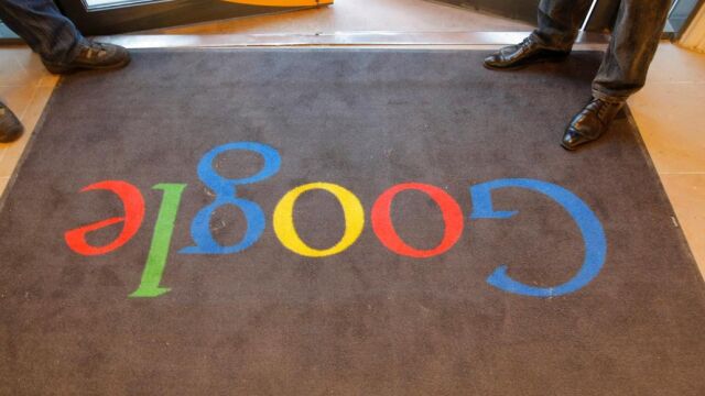 Felpudo de entrada a la sede parisina de Google