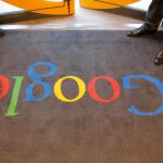 Felpudo de entrada a la sede parisina de Google