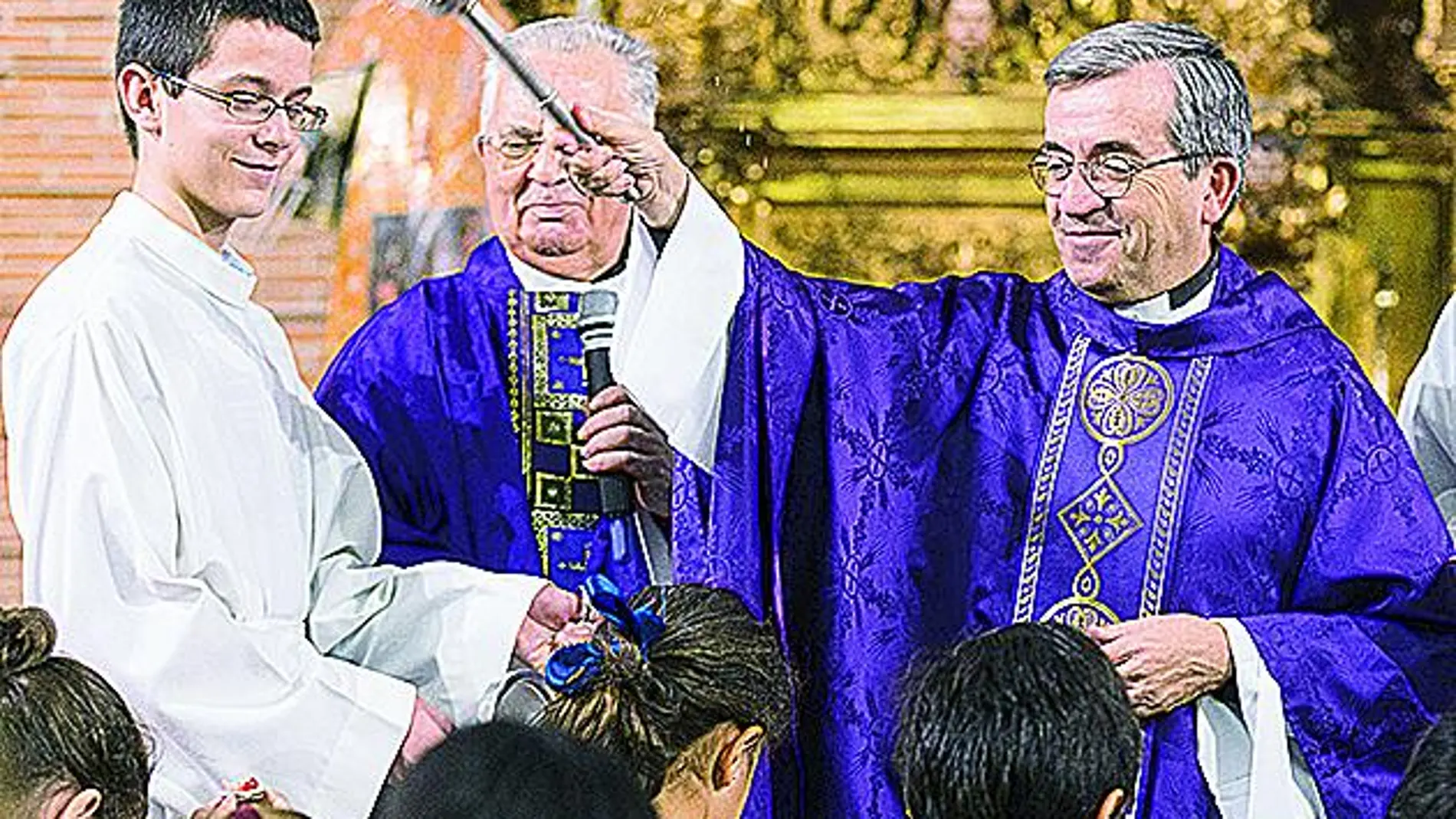 Luis Argüello, durante el último pregón de Navidad en la iglesia de la patrona de Valladolid, junto a Jesús Mateo, párroco de San Lorenzo
