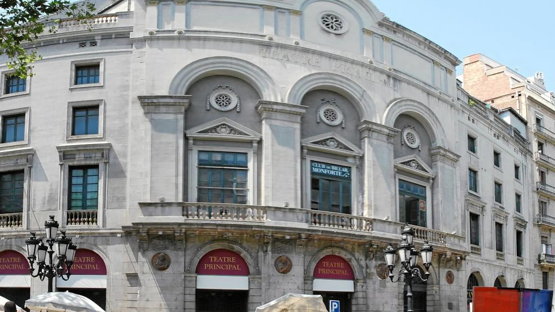 El teatro Principal en la rambla de Santa Mònica
