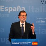 El jefe del Ejecutivo español, Mariano Rajoy, durante su comparecencia en la cubre hispano-portuguesa