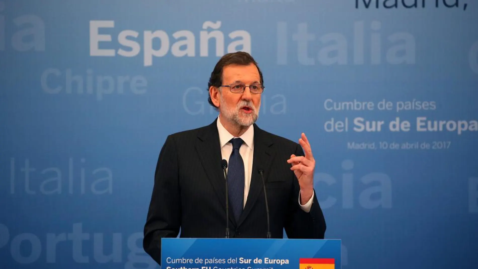 El jefe del Ejecutivo español, Mariano Rajoy, durante su comparecencia en la cubre hispano-portuguesa