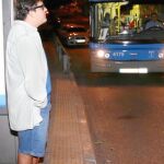Diego López se queja de que cada vez que viene un autobús tiene que preguntar a algún viandante qué número es