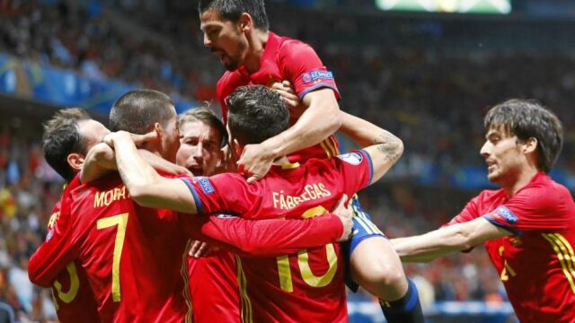 Juanfran, Morata, Ramos, Cesc, Nolito y Silva celebran uno de los goles de la Selección frente a Turquía