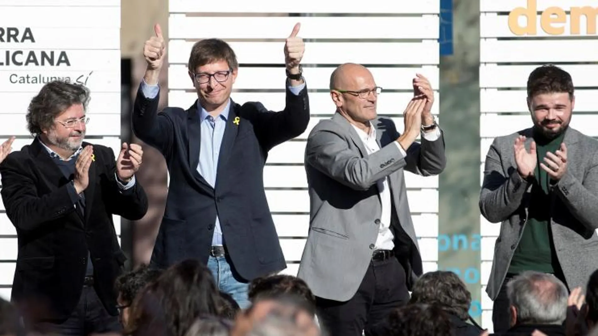 Los exconsellers Raül Romeva (3d) y Carles Mundo (3i), junto al portavoz adjunto del partido en el Congreso, Gabriel Rufián (2d), entre otros, durante el acto de campaña celebrado hoy en Vilanova i la Geltrú. EFE/Marta Pérez