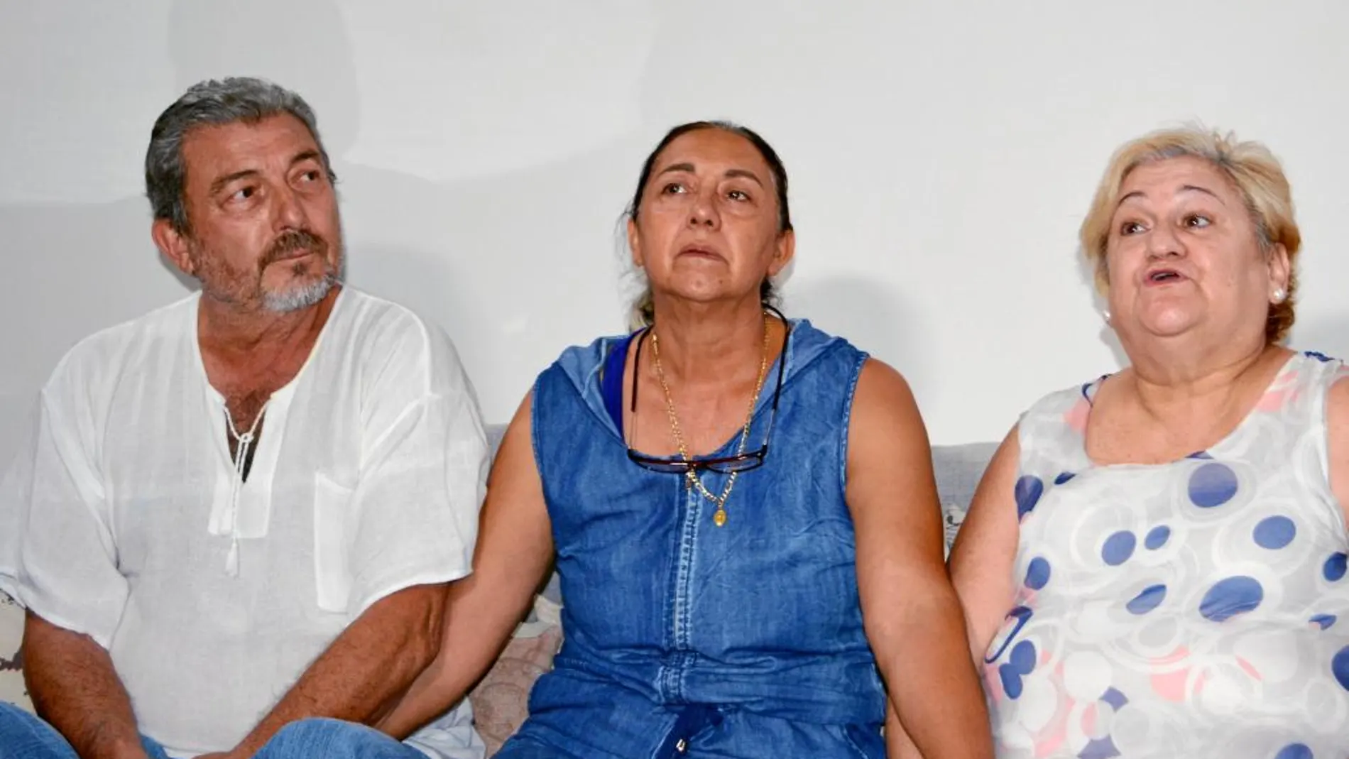 Los padres del presunto homicida, junto a la madre de Pilar