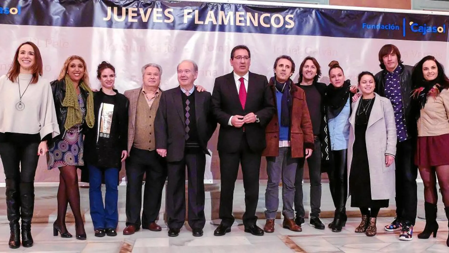 Antonio Pulido y Manuel Herrera, ayer junto a una representación de los artistas que participarán en los dos ciclos flamencos