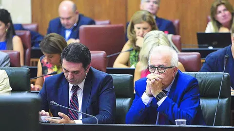 El consejero de Empleo (d) anunció nuevos planes contra el paro juvenil tras el fracaso de los anteriores