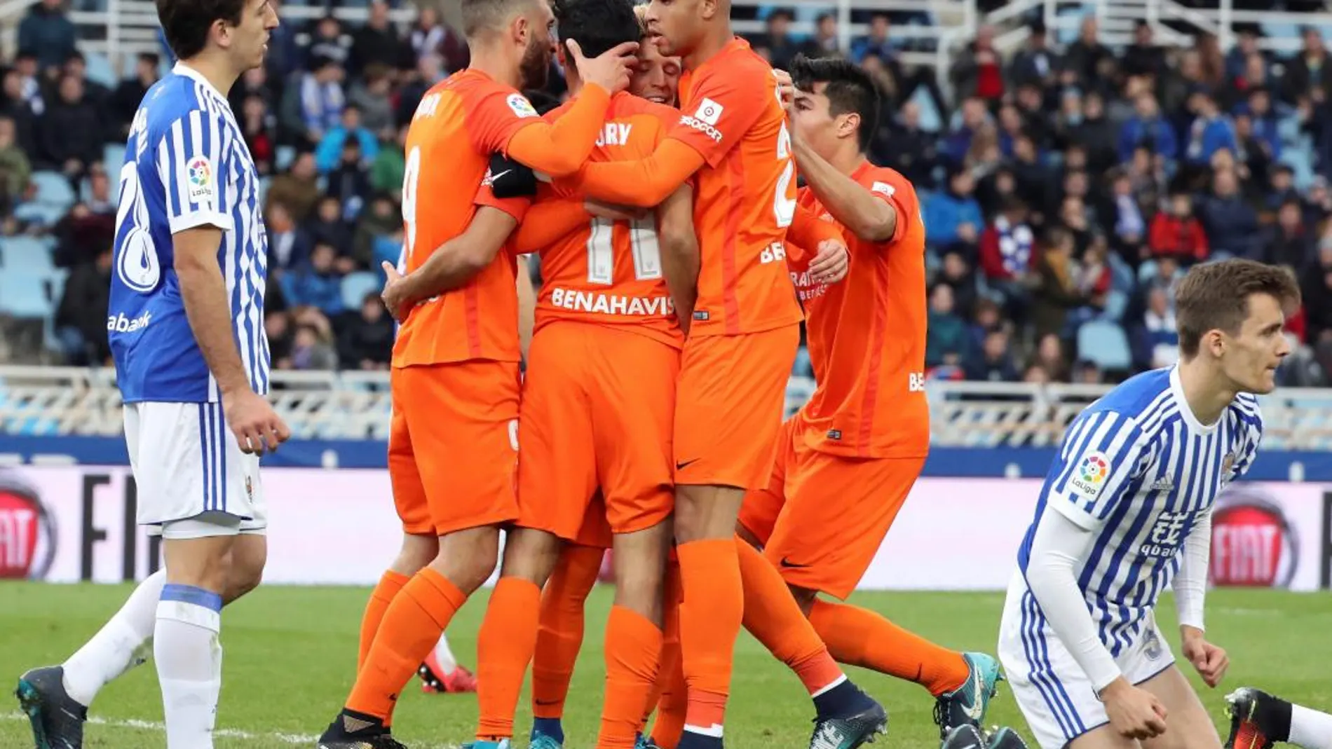 El centrocampista uruguayo del Málaga Gonzalo «Chory» Castro (c) celebra con sus compañeros su gol marcado ante la Real Sociedad.