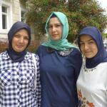 Las jóvenes agricultoras turcas Mukerrem Durkan (i), Derya Kisir (c) y Duygu Kaplan, de la provincia meridional de Antalya