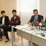 Antonio Silván interviene ante la prensa junto al director de Telefónica, Juan Carlos Morán, el director general de ADE, José María Ribot, y varios emprendedores