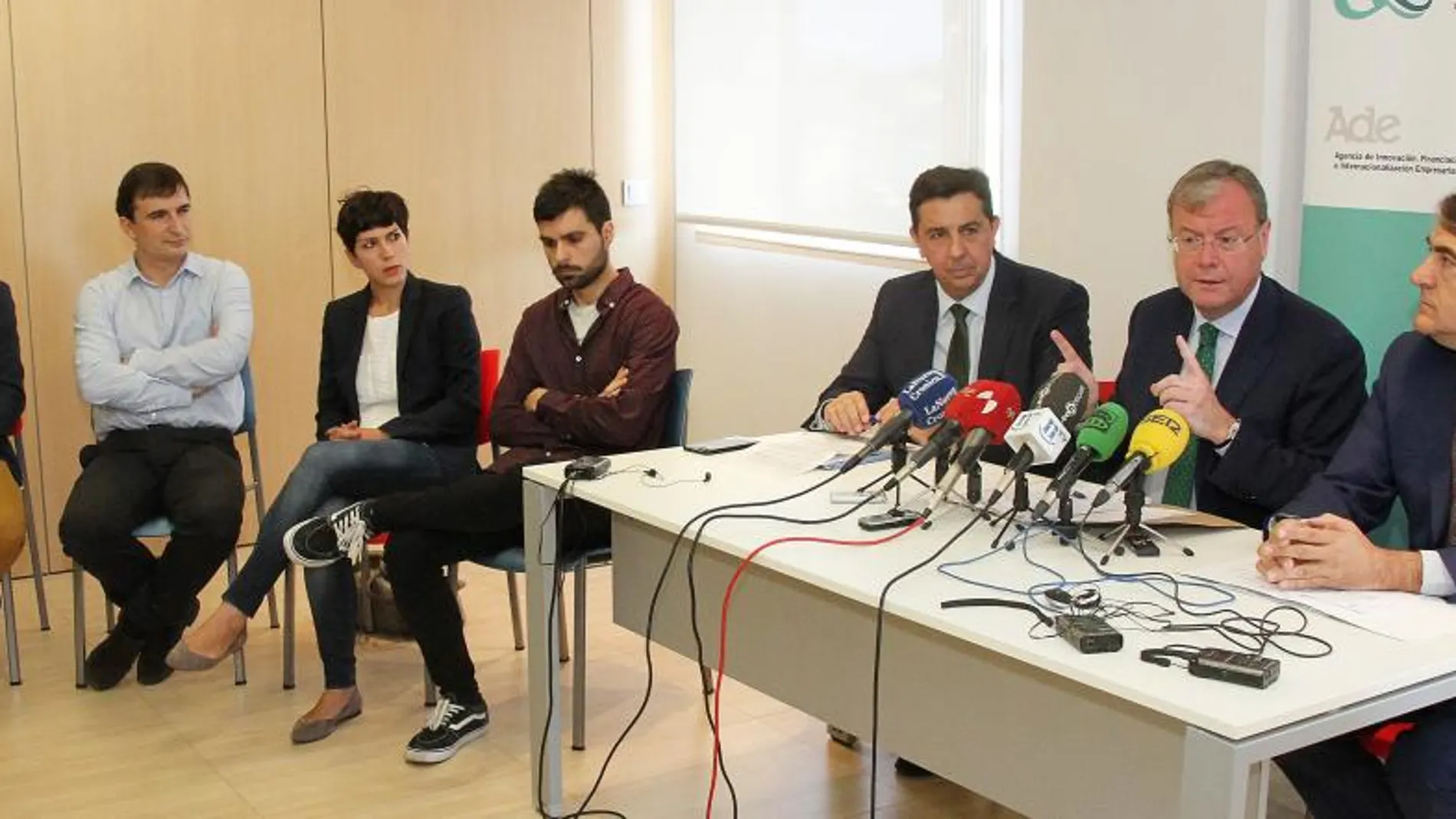 Antonio Silván interviene ante la prensa junto al director de Telefónica, Juan Carlos Morán, el director general de ADE, José María Ribot, y varios emprendedores