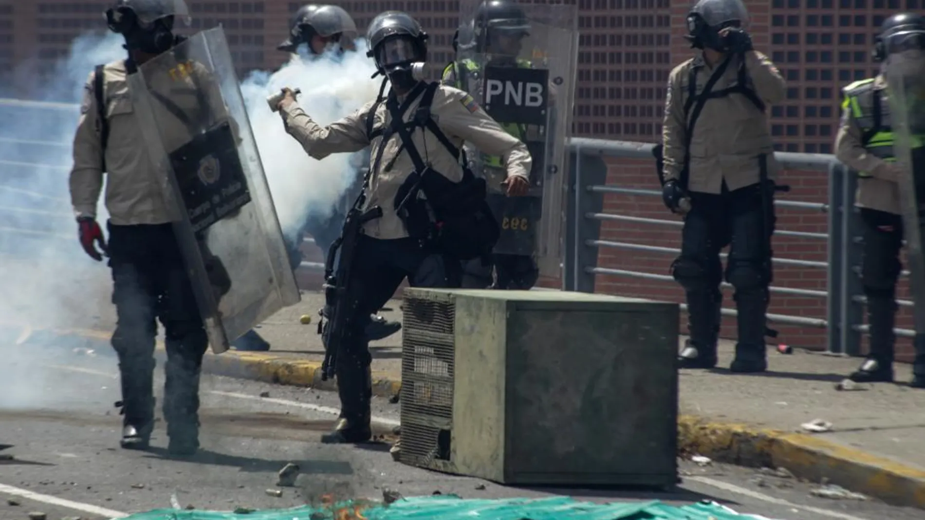 Integrantes de la Policía Nacional Bolivariana se enfrentan a manifestantes. EFE