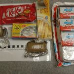 El alijo de 1,2 kilos de «chocolate» intervenido en los paquetes de chocolates para niños y las latas de conservas.
