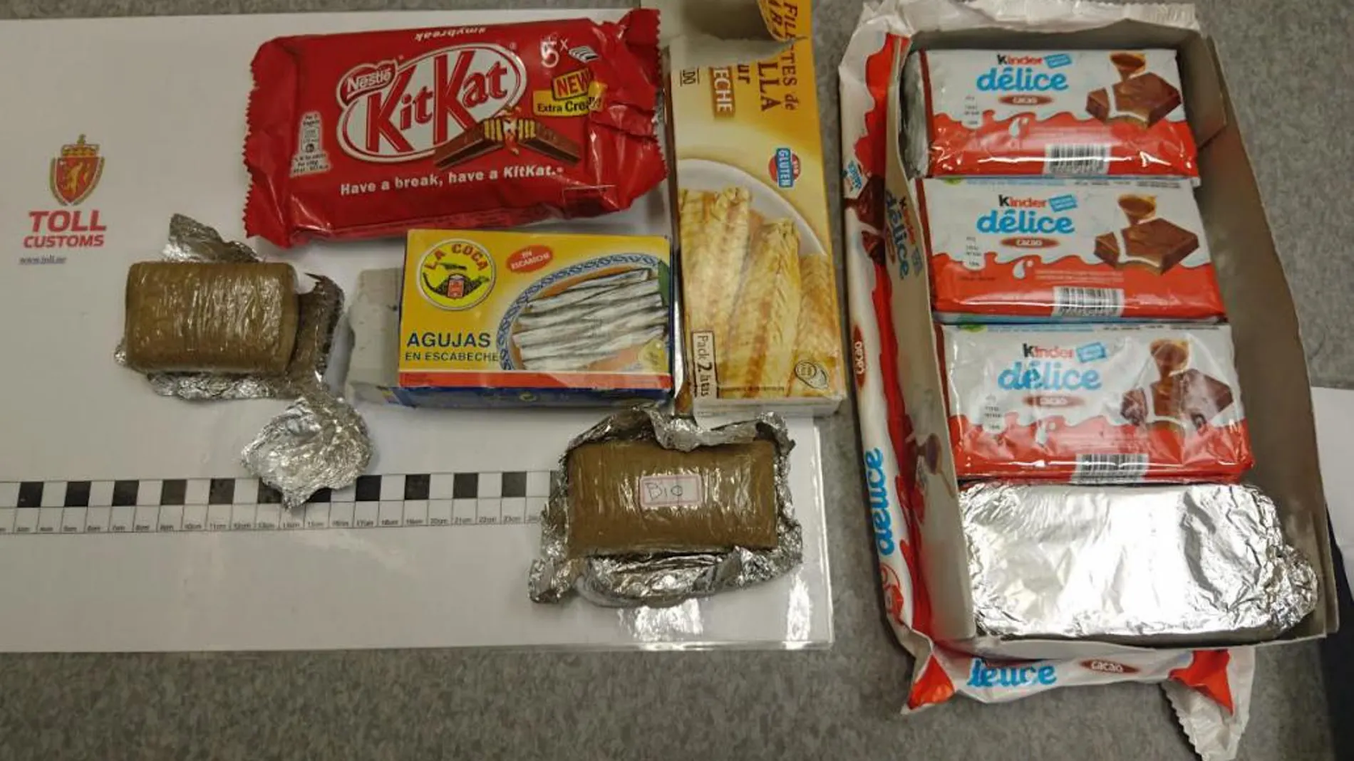 El alijo de 1,2 kilos de «chocolate» intervenido en los paquetes de chocolates para niños y las latas de conservas.