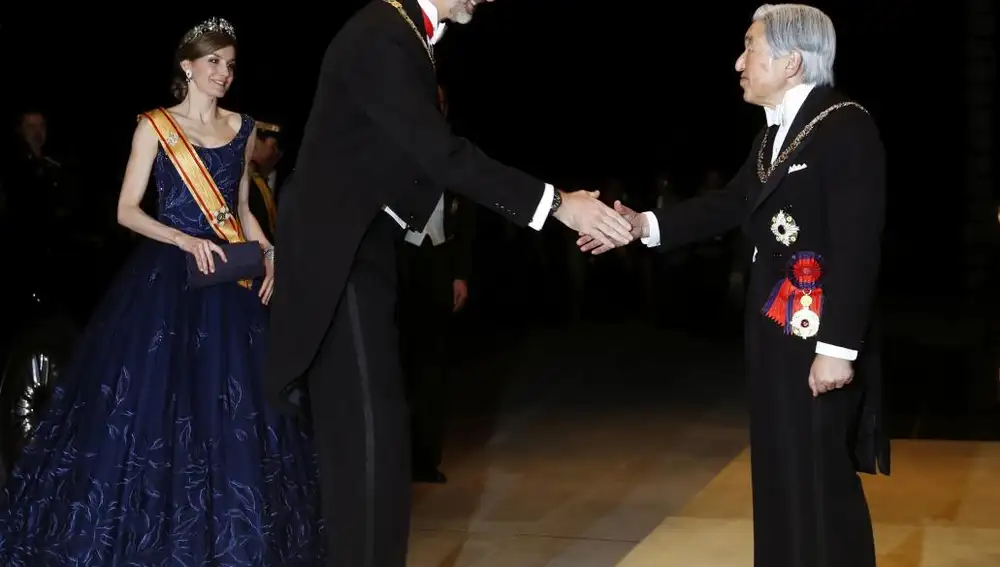 El Rey Felipe VI saluda al emperador de Japón Akihito en presencia de la Reina Letizia, a su llegada a la cena de gala ofrecida en honor de los Reyes de España que se encuentran de visita en el país asiático