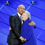 Barack Obama y Hillary Clinton, en la convención demócrata celebrada en Filadelfia el 27 de julio de 2016 / Reuters
