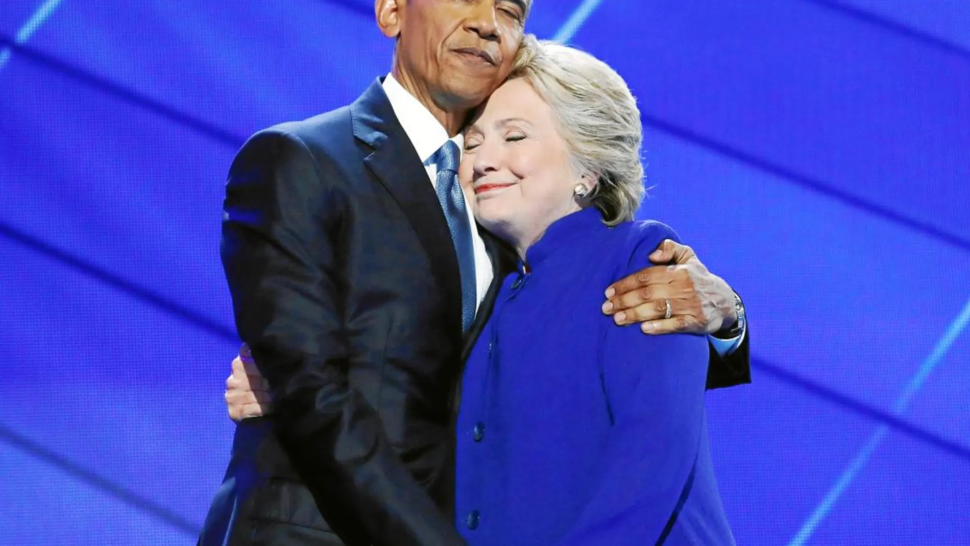 Barack Obama y Hillary Clinton, en la convención demócrata celebrada en Filadelfia el 27 de julio de 2016 / Reuters