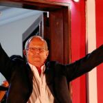 El tecnócrata Pedro Pablo Kuczyinski celebra su virtual victoria en las presidenciales celebradas el domingo en Perú