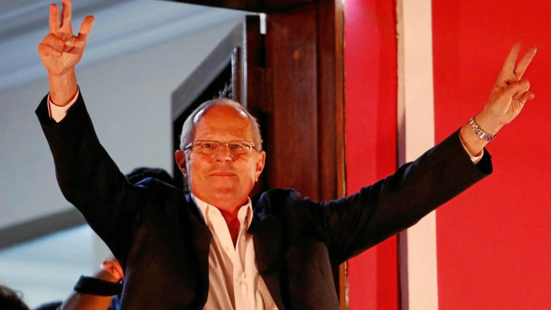 El tecnócrata Pedro Pablo Kuczyinski celebra su virtual victoria en las presidenciales celebradas el domingo en Perú