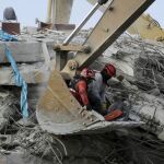 Labores de rescate en un hotel destruido por el terremoto en Pedernales